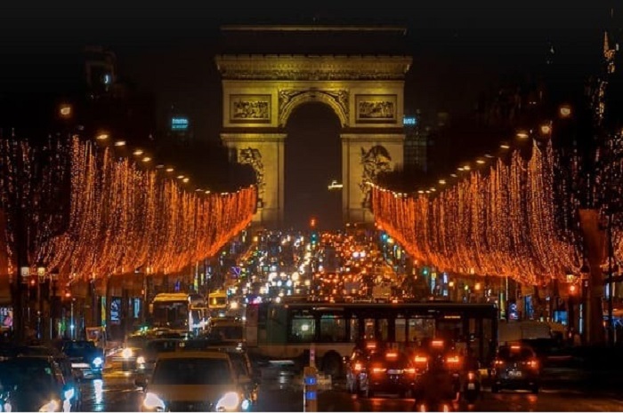 Image de Noël en voiture : Comment profiter des paysages français pendant les fêtes ?