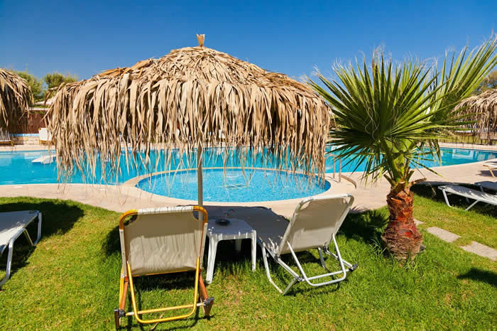 Piscine dans un hebergement de vacances