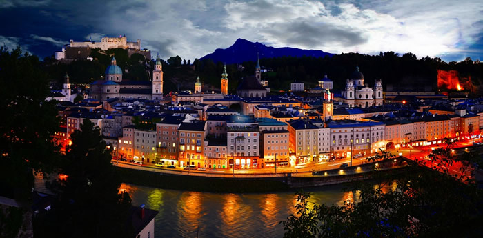 Vue de nuit de la ville de Salzbourg en Autriche