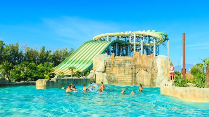 Moment en famille au parc aquatique à Monteux