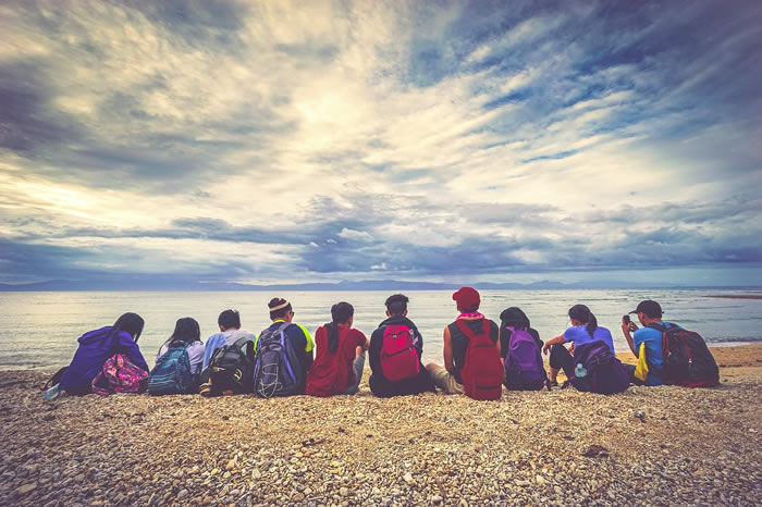 Des enfants en voyage scolaire sur une plage